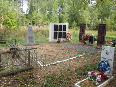 Братская могила 155 воинов Советской Армии и партизан, погибших в 1941-1943 гг. в боях с немецко-фашистскими захватчиками. Установлен обелиск