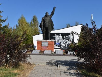 Братская могила советских воинов, погибших в боях с фашистскими захватчиками в 1941 году. Захоронено 5 человек, имена не установлены. Скульптура советского воина