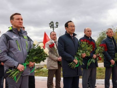 Глава Якутии возложил цветы к памятнику геологу-первооткрывателю Ларисе Попугаевой