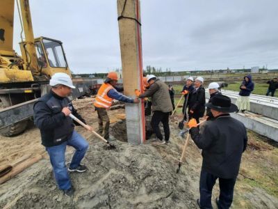 В селе Оросу Верхневилюйкого района Якутии забили сваю под школу-сад