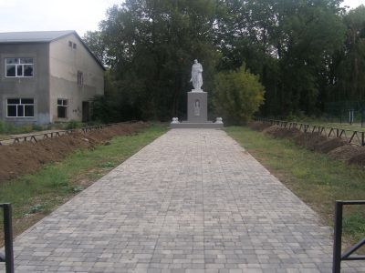 Братская могила советских воинов, погибших в боях с фашистскими захватчиками