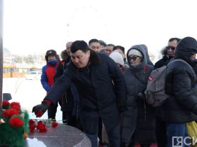 В Якутске общественность возложила цветы к памятнику Роману Дмитриеву