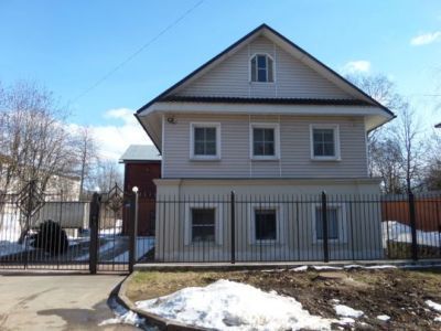 Дворовая двухэтажная постройка хозяйственного назначения