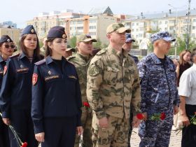 В День памяти и скорби в Якутске возложили цветы на площади Победы