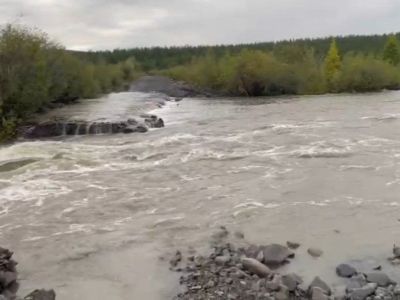 18 человек вывезли на вездеходе из зоны размытия дороги в Оймяконском районе Якутии