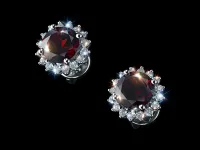 Пусеты из белого золота с гранатами э4766пс03210411