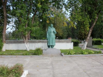 Братское кладбище, где захоронены советские воины, погибшие в 1941-44 гг., в том числе: Герои Советского Союза - Арман (Тылтынь) Поль Матисович (1903-1943), Булаев Александр Дмитриевич (1910-1943), Лукьянов Александр Михайлович (1919-1942), и генерал-майо