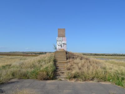 Памятный знак на "Рубеже мужества", где были разгромлены немецко-фашистские захватчики