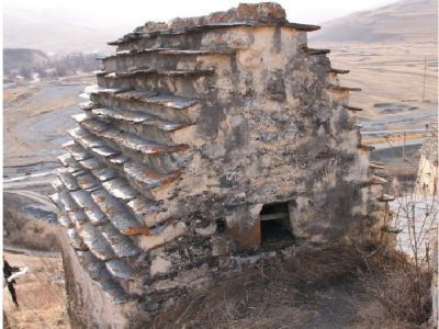 Склеп наземный с двухскатной ступенчатой кровлей 13