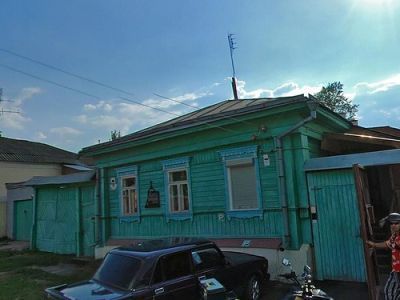 Усадьба городская : главный дом с воротами