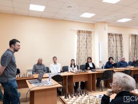 Гроссмейстер Игорь Лысый встретился с шахматистами в Якутске