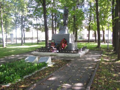 Братская могила 13 воинов Советской Армии, погибших  в 1941-1943 гг. в боях с немецко-фашистскими захватчиками и при разминировании территории района. Установлена скульптура
