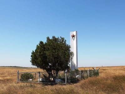 Братская могила советских воинов
