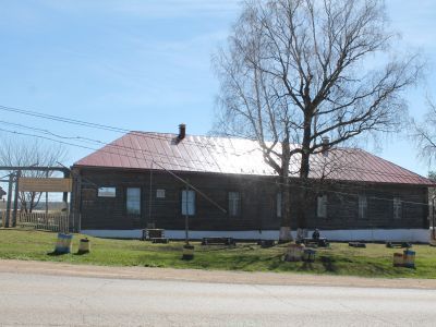 Этапная изба (до появления Пермской железной дороги служила пересыльным пунктом при переправлении политических заключенных по дороге в Сибирь)