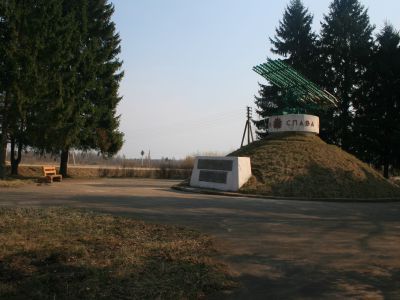 Памятное место, где в период Отечественной войны 1812 г. и Великой Отечественной войны 1941-1945 гг. находилась известная переправа через р. Днепр – «Соловьева переправа», здесь велись ожесточенные сражения с вражескими войсками. В ознаменование победы со