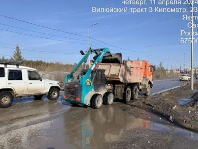 Коммунальщики продолжают откачку талых вод и очистку снега в Якутске