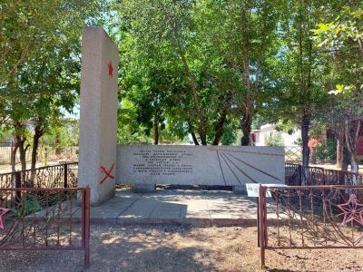 Братская могила партизан, погибших в борьбе с немецко-фашистскими захватчиками в период Сталинградской битвы