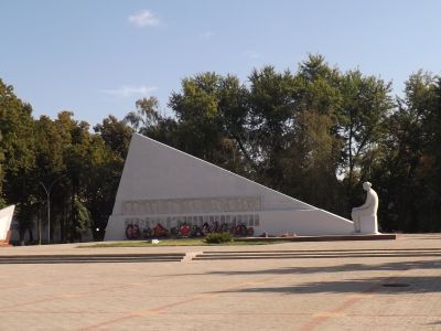 Братская могила воинов, погибших в годы гражданской и Великой Отечественной войн