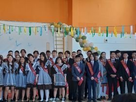 Сергей Местников поздравил с последним звонком выпускников «Айыы кыhата»