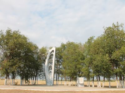 Обелиск, установленный на месте приземления космонавта Титова Германа Степановича