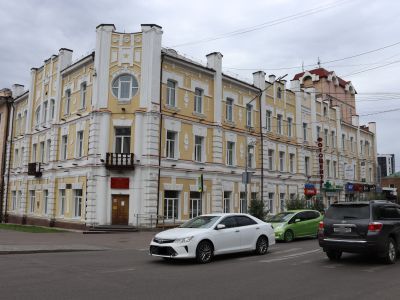 Здание бывшего института восточных языков (находился в Верхнеудинске с 1904 по 1907 год); студенты которого принимали массовое участие в политической стачке 1905 г., за что многие из них были осуждены на каторжные работы или высланы из города; в 1921 г. з