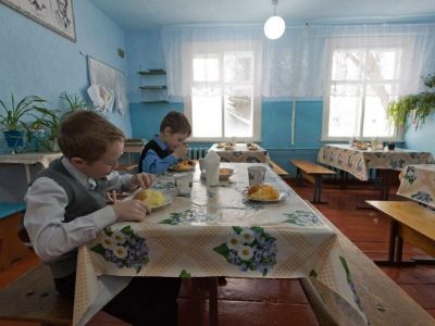 Борщ, сосиски и пельмени возглавили список любимых блюд у школьников России