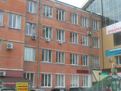 Здание бывшего Управления западной железной дороги, в котором с 1932 по 1937 год начальником Управления дороги работал активный участник Великой Октябрьской социалистической революции и гражданской войны Русанов Григорий Александрович. Установлена мемориа