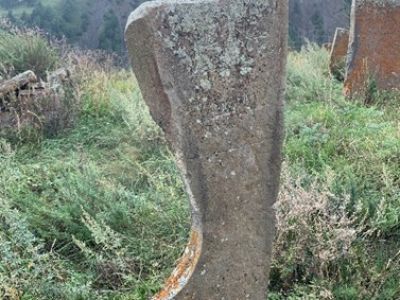 Стела № 2 раннемусульманского кладбища № 3 архитектурного комплекса "Мусийкъонгийкоте"