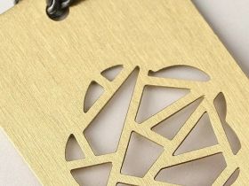 Закладка для книг "Если решишься расцвести пышным цветом, то свежий ветер налетит сам" (латунь)