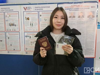 Впервые голосующим избирателям Якутска вручили памятные подарки