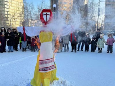 В Якутске сожгли чучело Масленицы