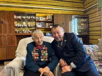 Ветерану из Эвено-Бытантайского района вручили медаль к 80-летию Победы