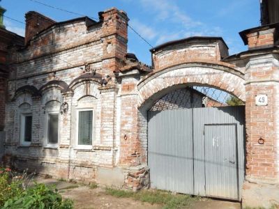 Лавка в воротами