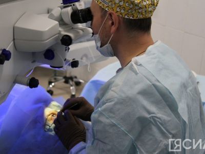 Хирург из Иркутска провела мастер-класс на новом лазере для якутских офтальмологов