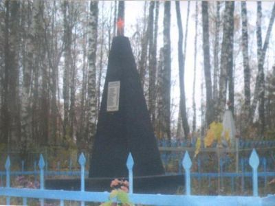 Братская могила 24 воинов Советской Армии, погибших в 1941 - 1943 гг. в боях с немецко-фашистскими захватчиками. Установлен обелиск
