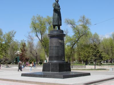 Памятник Герою Советского Союза Н.А.Токареву (скульптор В. Цигаль, архитектор В. Калинин)