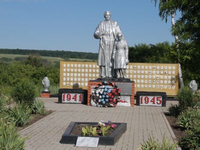 Братская могила советских воинов, погибших в боях с фашистскими захватчиками в 1943 году. Захоронено 22 человек, имя 1 человека установлено. Скульптура советского воина
