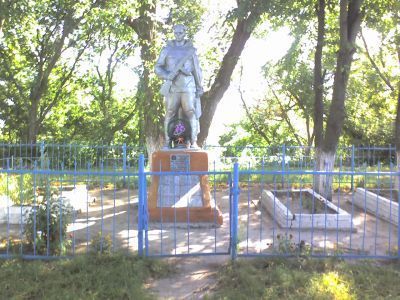 Братская могила 135 советских воинов, погибших в 1941 и 1943 гг. в боях с немецко-фашистскими захватчиками