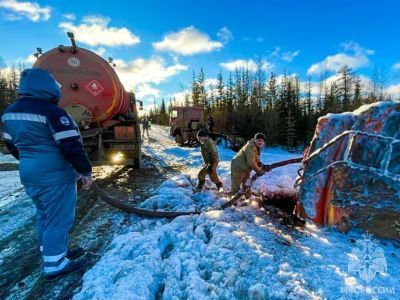 На трассе Мирный – Ленск столкнулись два бензовоза. Произошел разлив топлива