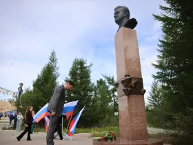 Глава Якутии возложил цветы к памятнику основателю поселка Айхал Георгию Кадзову