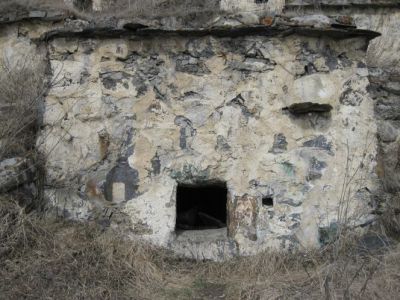 Склеп полуподземный с гладкой фасадной стеной 13