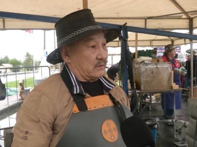 Якутские кузнецы представили старинный метод выплавки железа на Бушуевском фестивале