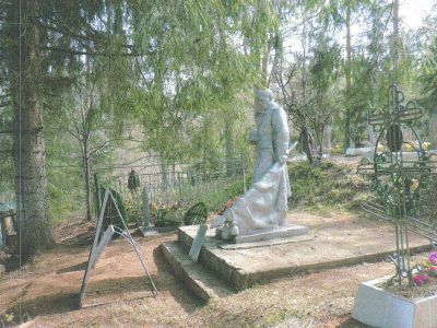 Братская могила 21 воина Советской Армии, умерших в 1941 году в госпиталях от ран, полученных в боях с немецко-фашистскими захватчиками при освобождении Маловишерского района