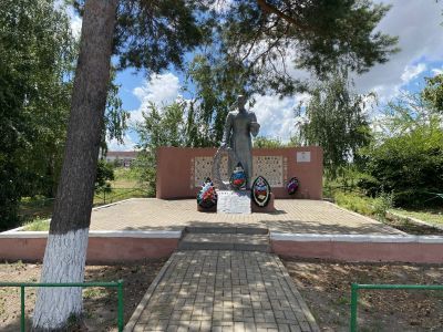 Братская могила советских воинов, погибших в боях с фашистскими захватчиками. Памятник воинам-землякам, погибшим в годы Великой Отечественной войны