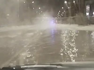 В Якутске на улице Ойунского произошел разлив сточных вод / Дьулустаан Сергеев Якутск Якутск Республика Саха (Якутия)