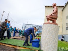 В селе Ытык-Кюель возложили цветы к памятнику Иллариону Федосееву