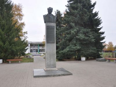 Бюст дважды Героя Социалистического Труда П.З. Гвоздкова