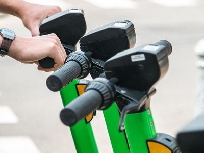 Изменения в ПДД: правила езды на самокате и новые знаки