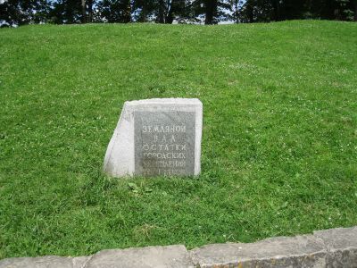 "Литовский вал" XV в. – древнее земляное укрепление, относящееся ко времени ожесточенной борьбы смолян против литовских феодалов в ХV-ХVI вв.