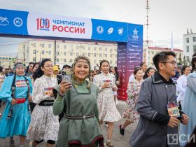 Сотни якутян в национальной одежде пробежали на марафоне Олонхо